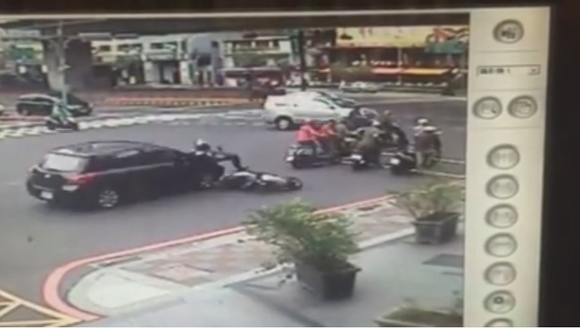 油門當煞車踩! 轎車追撞8機車多人傷 | 華視新聞