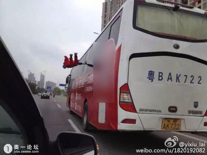 深圳有超人! 手扶巴士飛在半空中 | 超人。