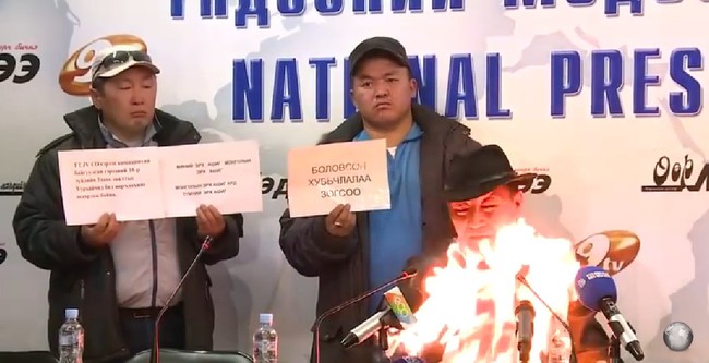 點火自焚抗議! 蒙古工會領袖慘叫燒成重傷 | 華視新聞