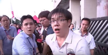 藍營議員助理凸眼暴走 毆打中天記者 | 議員助理張鈞詠(右)與中天記者郭先揚(左)拉扯。翻攝YouTube
