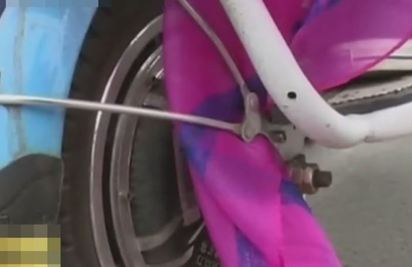 絲巾絞進車輪 8歲女童險窒息喪命 | 絲巾卡在車輪下