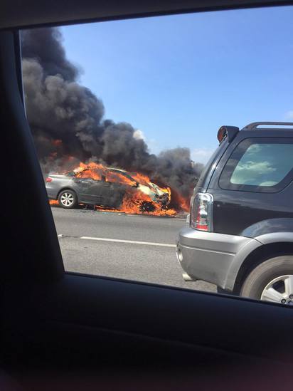 快訊!國道3號4車追撞起火 1男駕駛燒死 | 有民眾經過國道3號發現有車輛追撞起火。