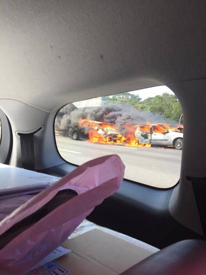 快訊!國道3號4車追撞起火 1男駕駛燒死 | 火勢大，濃煙狂冒，1名駕駛活活燒死。