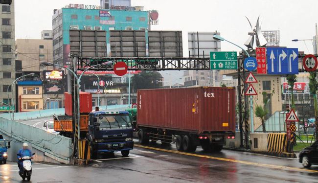 【華視搶先報】基隆中正高架橋 明年元月起禁行大貨車 | 華視新聞