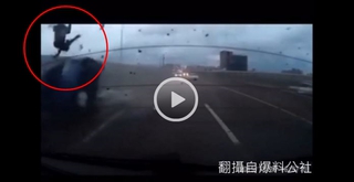 【影片】台65線貨車翻覆 酒駕男被拋飛對折