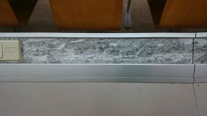 桌子好髒...沒想到竟是學生畫的「清明上河圖」! | 這名學生用鉛筆畫的相當仔細