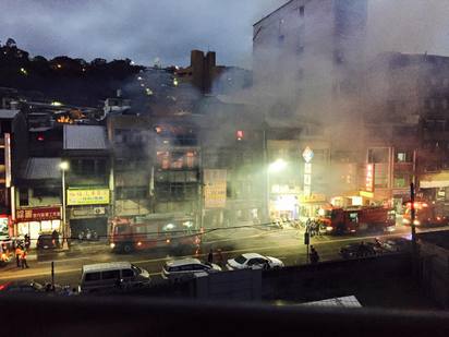 基隆市區樓房大火 3代同堂及時逃出無人受困 | 濃煙不斷竄出。