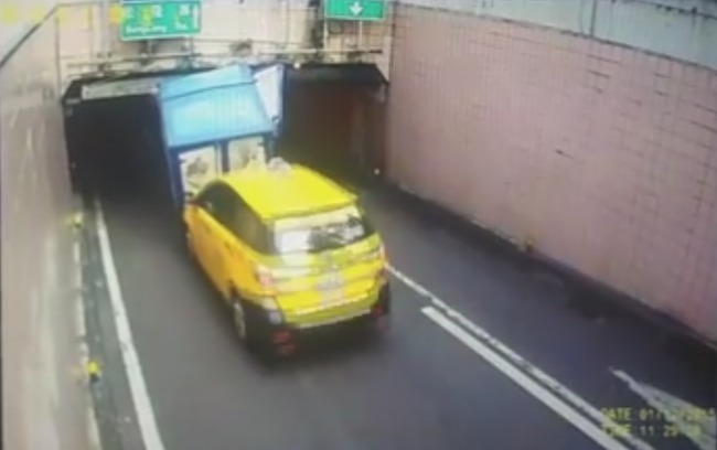 頭過身不一定會過 貨車卡隧道GG惹 | 華視新聞