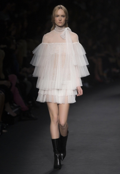 變性人穿同條裙 網友:比陳妍希還要美! | 模特兒示範該款穿著。Valentino 2015FW白色紗裙。