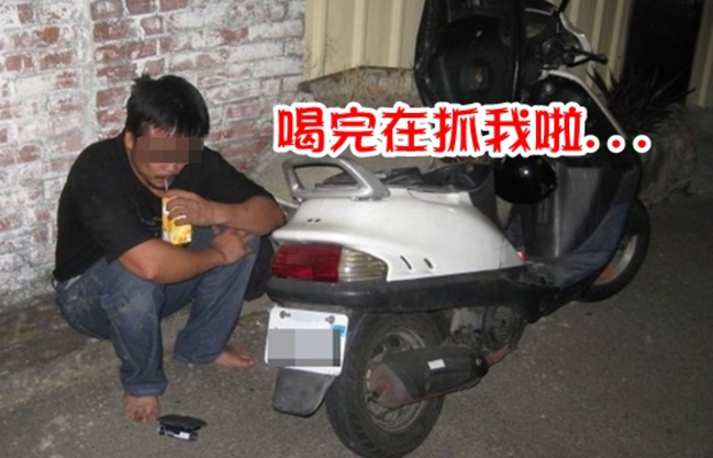 警察抓小偷! 囂張賊跑累向警察討飲料… | 華視新聞