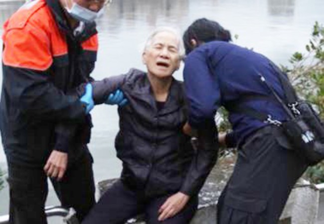 低溫16度跳河 老婦自行游上岸! | 華視新聞