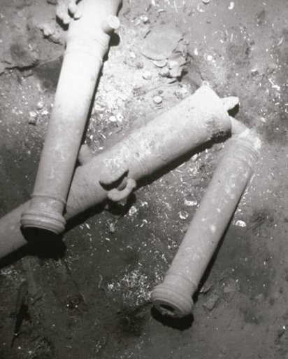 西班牙古船找到了 船上有3千億寶藏! | 西班牙大帆船聖荷西號殘骸照片，殘骸附近有許多壺器埋藏在海底