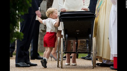 CNN2015年度照片 復興空難.喬治王子上榜 | 喬治王子踮腳看妹妹夏綠蒂。