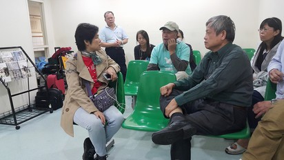 獨派大老史明肺積水住院 加護病房觀察 | 自由台灣黨主席蔡丁貴等人在醫院等待。