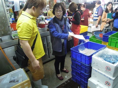 稽查攤商蝦仁是否添加磷酸鹽 報告下週出爐 | 台北市衛生局稽查市場蝦仁。