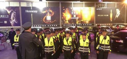 爆乳舞廳妹嗆:查三小! 警察率隊「天天查」 | 台南市第五警分局長張樹德（背對者）從昨晚（15日）起率隊，對這家五星級舞廳「天天查」。翻攝畫面