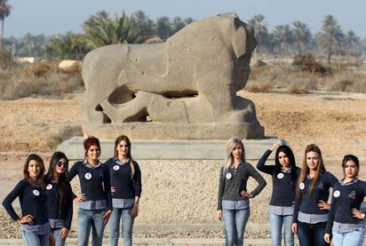 伊拉克首次選美 佳麗的黑袍不見了! | 參賽者在當地考古遺址附近拍照與宣傳