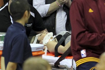 慘遭百公斤詹姆士撞趴 女球迷事後說.. | 詹姆斯（LeBron James）撞傷的女球迷