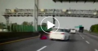 【影片】紅衣小女孩跳上國道 遭車追撞瞬間!