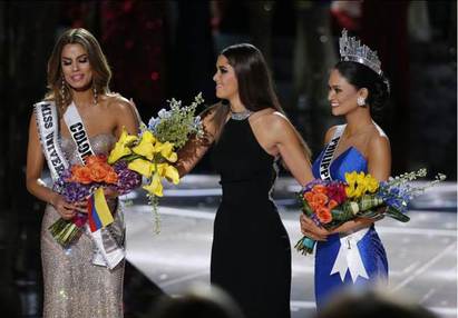 尷尬! 環球小姐搞烏龍 后冠一秒被摘下.. | 哥倫比亞小姐阿勒伐洛ㄧ臉失落(左)/菲律賓小姐渥茲巴赫(右)