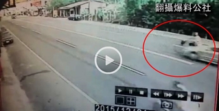 【影片】驚悚第2秒 腳踏車騎士遭飛車撞飛亡