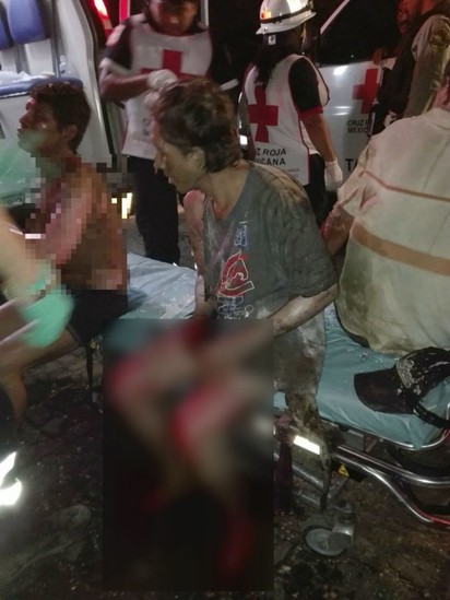 墨西哥驚傳管線爆炸 至少30人受傷 | 民眾在救護車上等待救援。