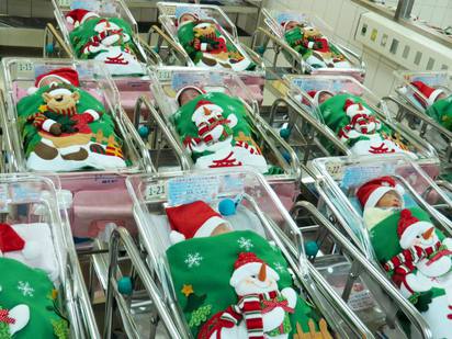平安夜這一天 育嬰室寶寶們全變了 | 平安夜這天醫院把育嬰室的寶寶變成耶誕寶寶。