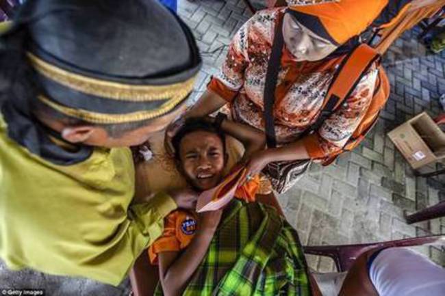 【新奇】印尼男孩集體割禮 流血哭喊再大笑 | 華視新聞
