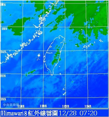 【老大洩天機】暫別濕冷新年到 | 圖：28日7時20分紅外線衛星圖顯示，東北季風影響下的雲層，迎風面北部、東北部有密實的低層雲(淺藍)，花、東及其外海低雲也不少，背風面新竹以南雲層就很少(藍)。