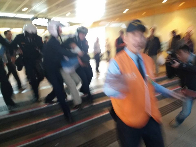 最新! 捷運永安市場站 男子持刀攻擊乘客 | 華視新聞