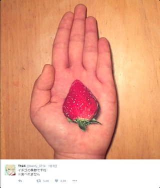 手上一顆草莓 讓網友傻眼狂分享