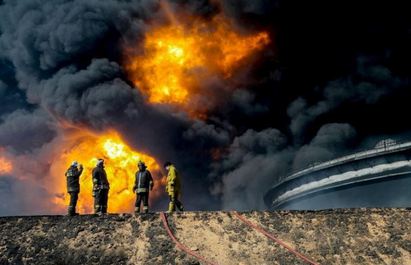 利比亞油廠遭IS砲轟 烈焰沖天令人怵目 | 油罐爆炸烈焰.濃煙沖天.現場燃燒數日之久