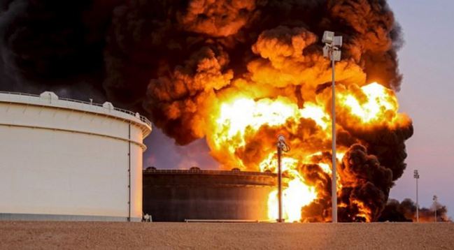 利比亞油廠遭IS砲轟 烈焰沖天令人怵目 | 華視新聞