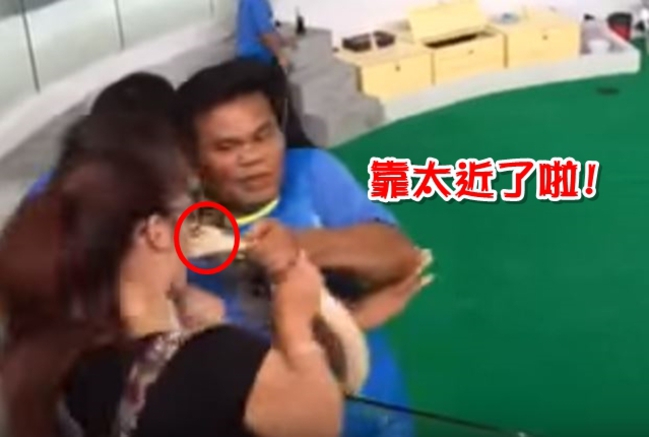 【影片】女子試圖親吻蟒蛇 慘遭“蛇”吻 | 華視新聞