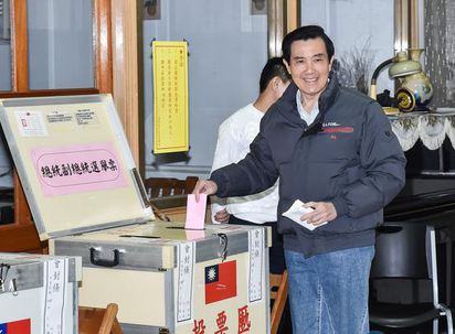 陸媒報導台灣選舉 台灣國旗被馬賽克 | 馬英九總統旁的投票箱,卻意外沒上馬賽克
