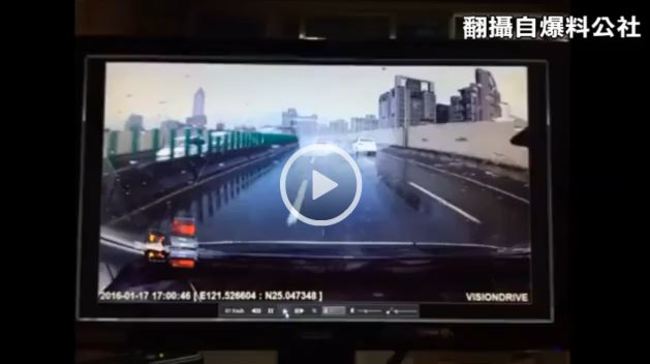 【影片】高架橋駕駛亮槍示威 網友:太囂張! | 華視新聞
