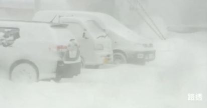 北海道大雪! 海陸交通受阻 撤離萬人 | 路邊積雪