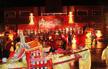 元宵「擺暝」26天 神明指示:台南蜂炮同步炸翻馬祖 | 馬祖元宵長達26天，遊客可以免費體驗當地居民盛大的「擺暝」儀式。