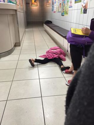 女童趴醫院地板 「媽媽心很痛」引爆網友爭論!