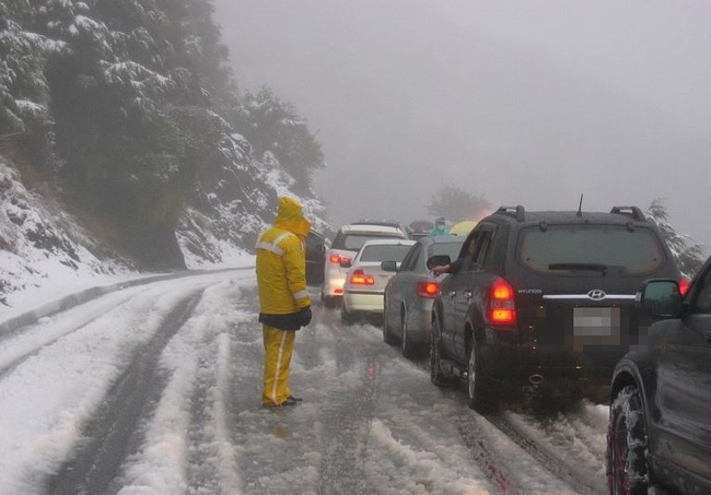 開車賞雪的人注意! 6大路段實施結冰管制 | 華視新聞