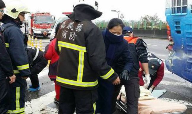 台82線嘉義水上段車禍 遊覽車撞翻2車釀7傷 | 華視新聞