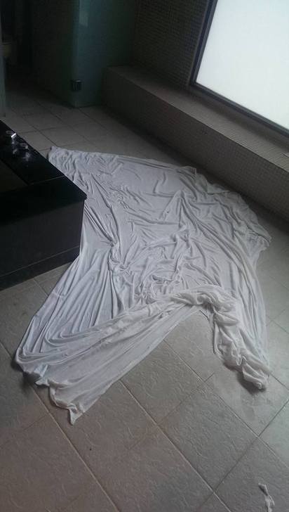 尿布垃圾隨處丟 台灣人退房後的樣子太誇張 | 床單被拉到浴室，丟在地上。