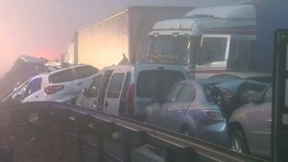 斯洛維尼亞史上最慘連環車禍 70車追撞4死30傷 | 濃霧中多輛車連環撞。(翻攝英國廣播公司網站)