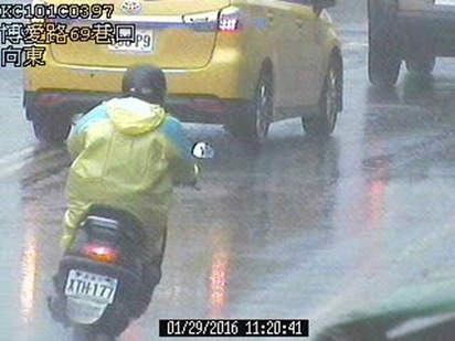 手搖飲老闆6度搶劫 被逮嚇到尿褲子 | 張男雨天穿雨衣搶劫。翻攝畫面