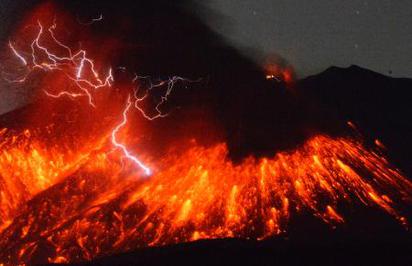 日鹿兒島火山爆發! 大量熔岩流出 | 火山爆發流出大量熔岩(翻攝網路)