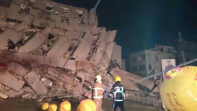 暗夜雙震撼台 台南大樓倒塌住戶受困 | 華視新聞