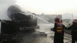 巴基斯坦油罐車撞車爆炸 釀15死20傷!