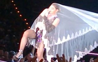 瑪丹娜又被婚紗罩困住 曼谷再凸槌