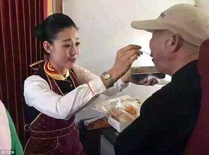 有洋蔥! 空少親自餵老人家吃飯 只因為... | 海南航空空姐被乘客拍到跪著，餵一名中風老人用餐