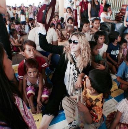 瑪丹娜訪台先閉關! 到菲律賓巡演卻大不同... | 娜姊不顧髒亂.與孩童席地而坐